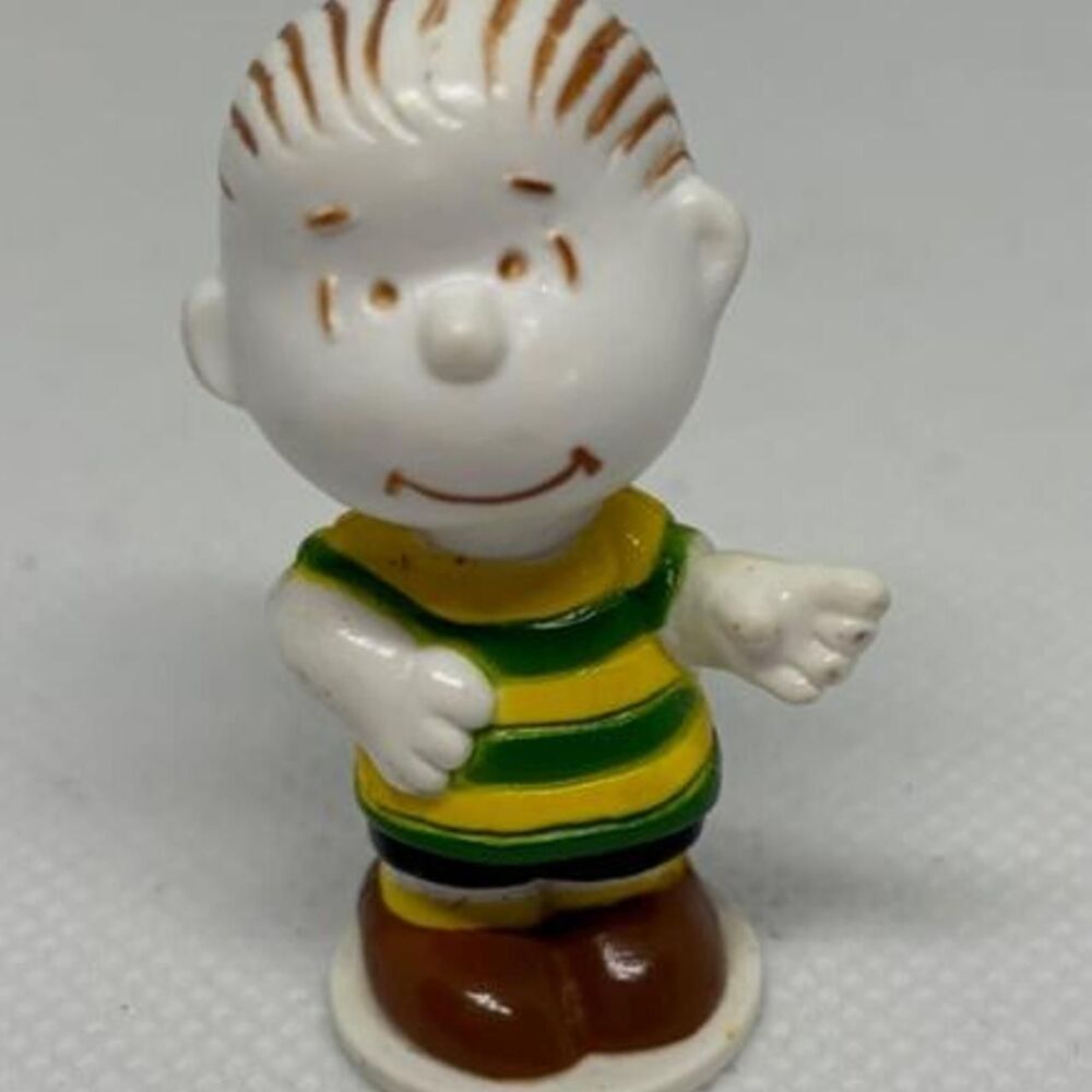 Vintage 1966 Peanuts Linus PVC Figurine 2” United Feature Syndicate Hong Kong